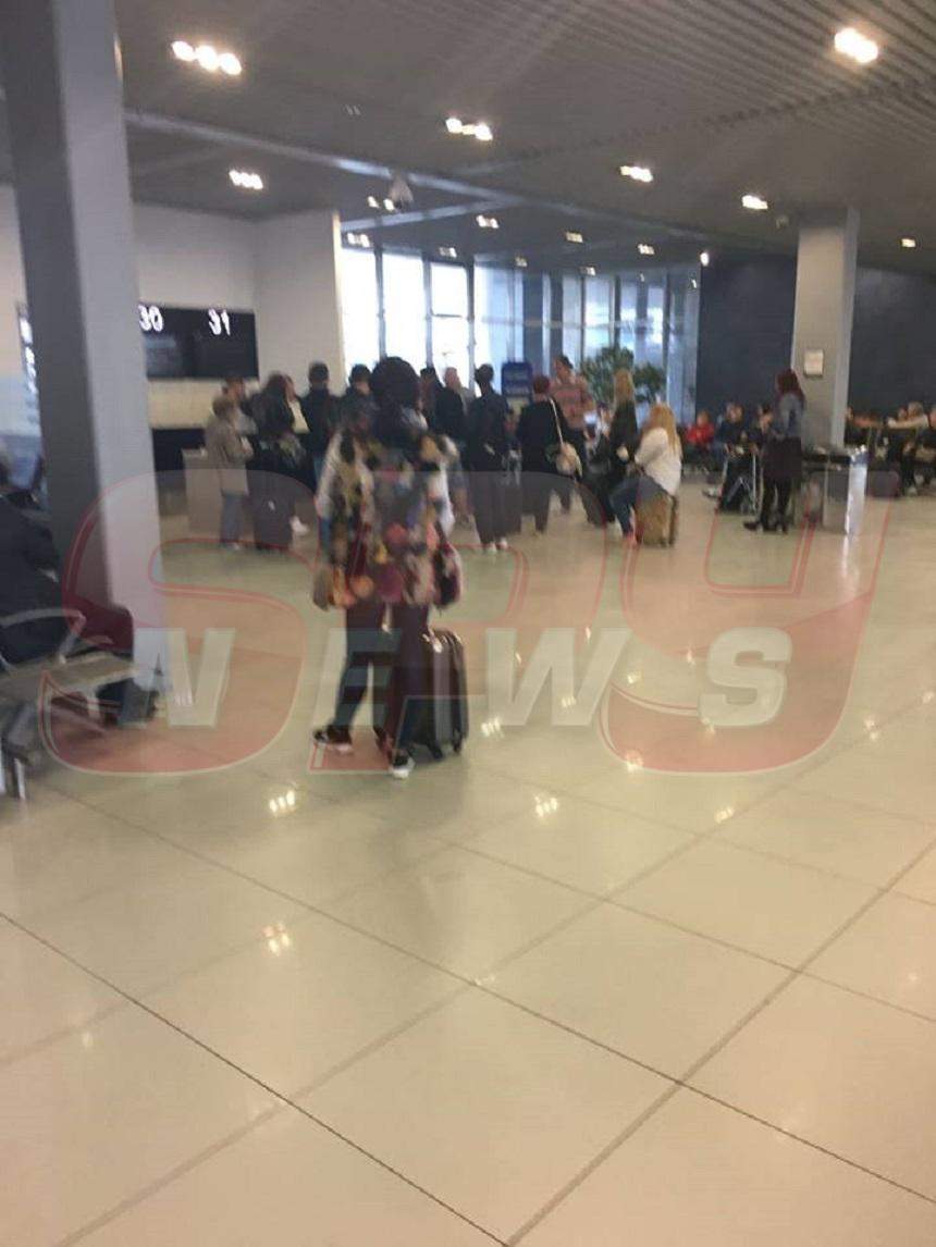 FOTO / Panică pe aeroportul Otopeni! Oameni lăsați de izbeliște, după un zbor amânat