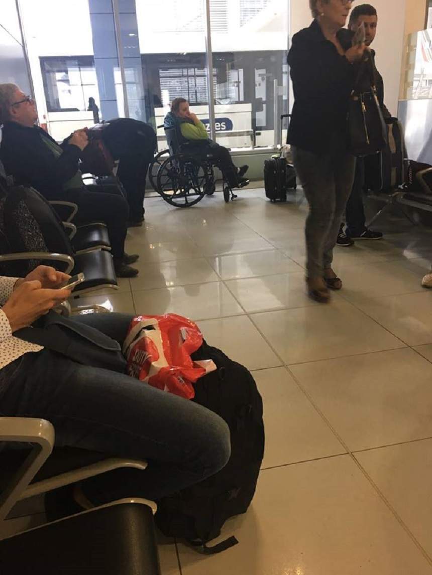 FOTO / Panică pe aeroportul Otopeni! Oameni lăsați de izbeliște, după un zbor amânat