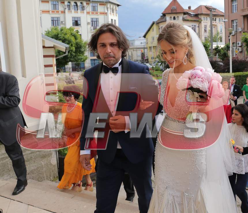 FOTO / Răzvan Munteanu, soţul Deliei, a renunţat la costumul elegant la nunta cumnatei sale! Uite ce a îmbrăcat în schimb