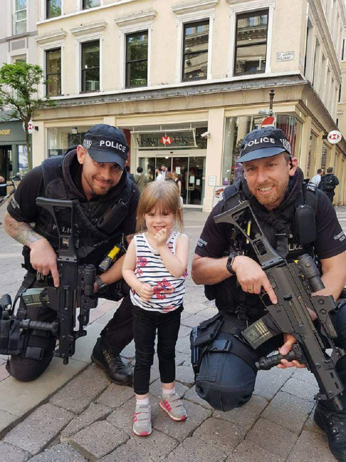 Fotografia care a făcut înconjurul Internetului! Gestul emoționant făcut de polițiștii britanici pentru o fetiță