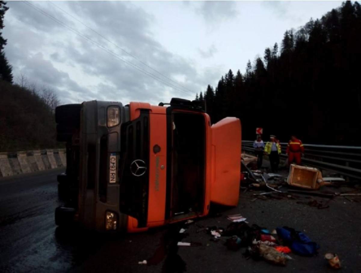 VIDEO / INCIDENT DE COŞMAR! Un TIR încărcat cu fier vechi s-a răsturnat în mijlocul drumului