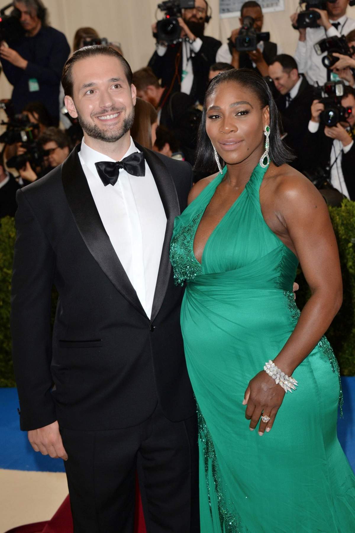 VIDEO / Serena Williams, într-o rochie mulată, la Met Gala! Sarcina i se vede perfect