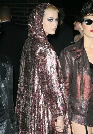 FOTO /  Katy Perry, într-un outfit provocator! Cântăreaţa, pozată cu portjartiera la vedere