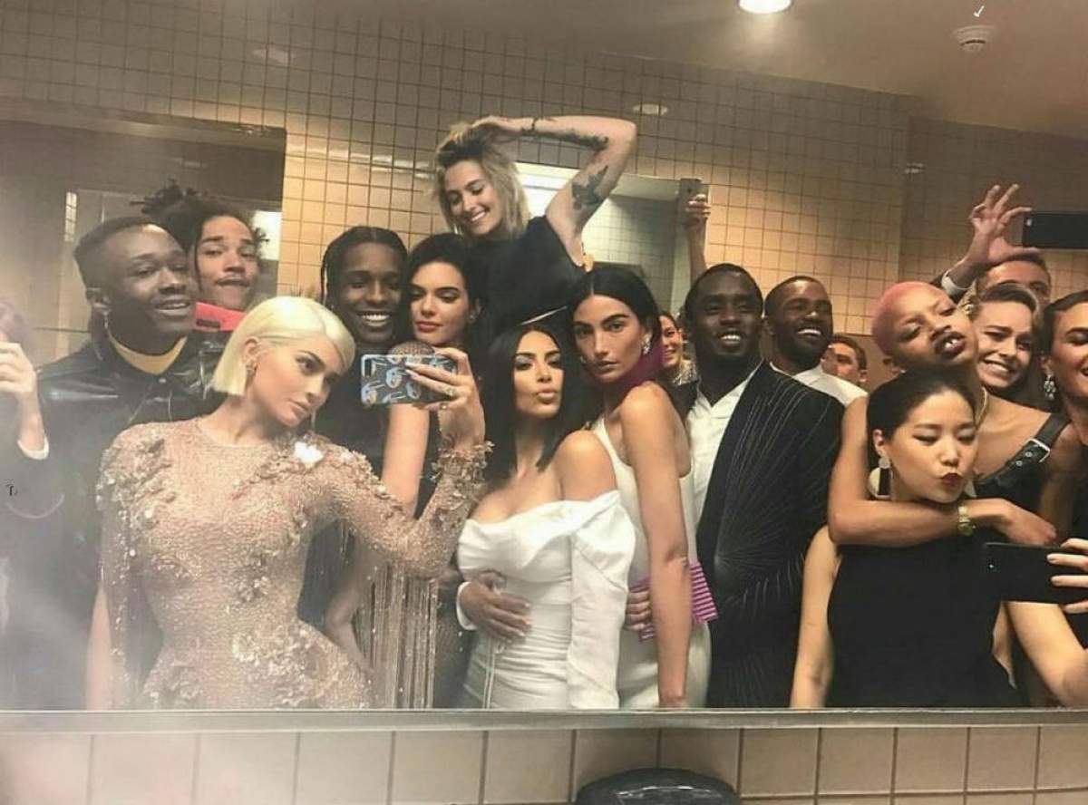 FOTO / Kim Kardashian, într-o rochie mulată şi FĂRĂ SUTIEN, după ce a fost pozată INVADATĂ de CELULITĂ