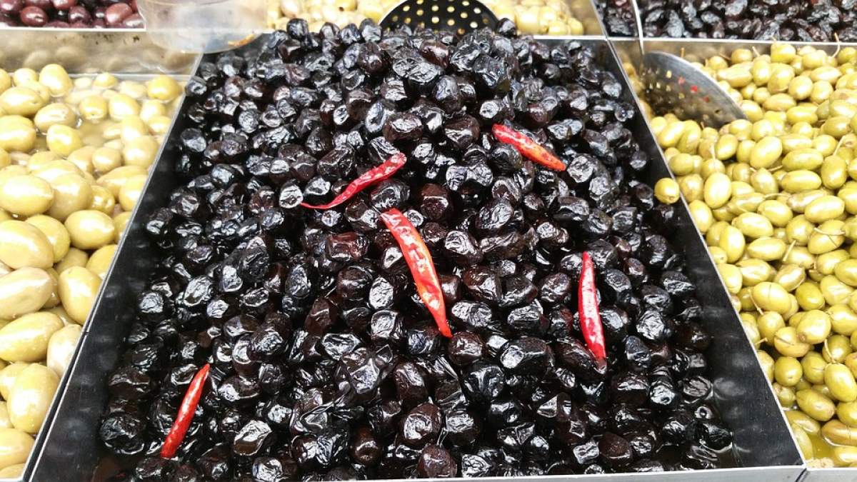 ÎNTREBAREA ZILEI: Ce rişti să ţi se întâmple dacă mânânci în exces măsline înnegrite artificial?