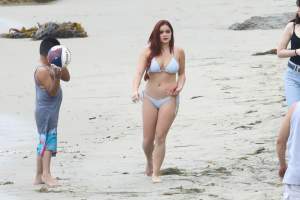 FOTO / E pufoasă şi are sânii lăsaţi! Ce i-a ieşit unei actriţe din bikinii minusculi, în timp ce era la plajă