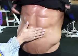 VIDEO / Dorian Popa s-a pus pe abdomene, însă a lăsat la vedere un detaliu intim în direct! Ce se vede în pantalonii cântăreţului