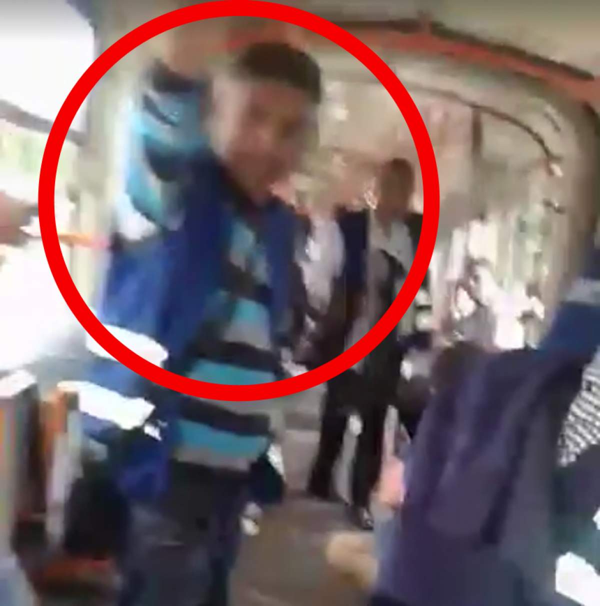 FOTO / Ce s-a întâmplat cu bărbatul agresat în tramvaiul 11! Imagini ȘOCANTE după ce i-a fost dislocat umărul
