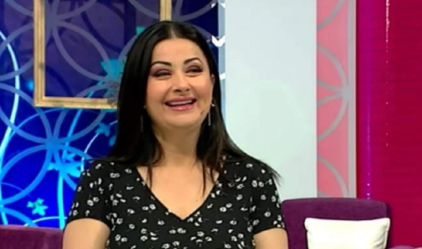 FOTO / Gabriela Cristea, în rochie scurtă la TV! Sânii gravidei d-abia mai încap în decolteu! "Staţi putin că sunt mai descentrată"