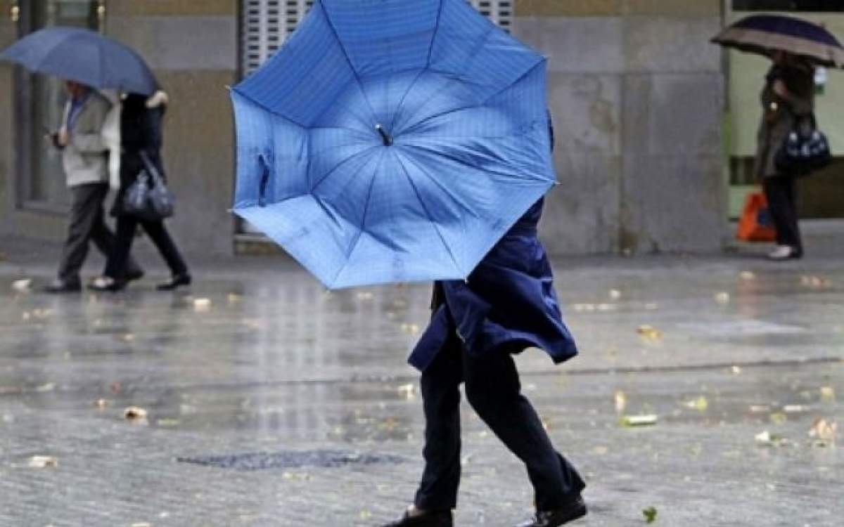 AVERTIZARE METEO! Cod GALBEN de ploaie însoţită de descărcări electrice şi grindină în mai multe zone ale ţării