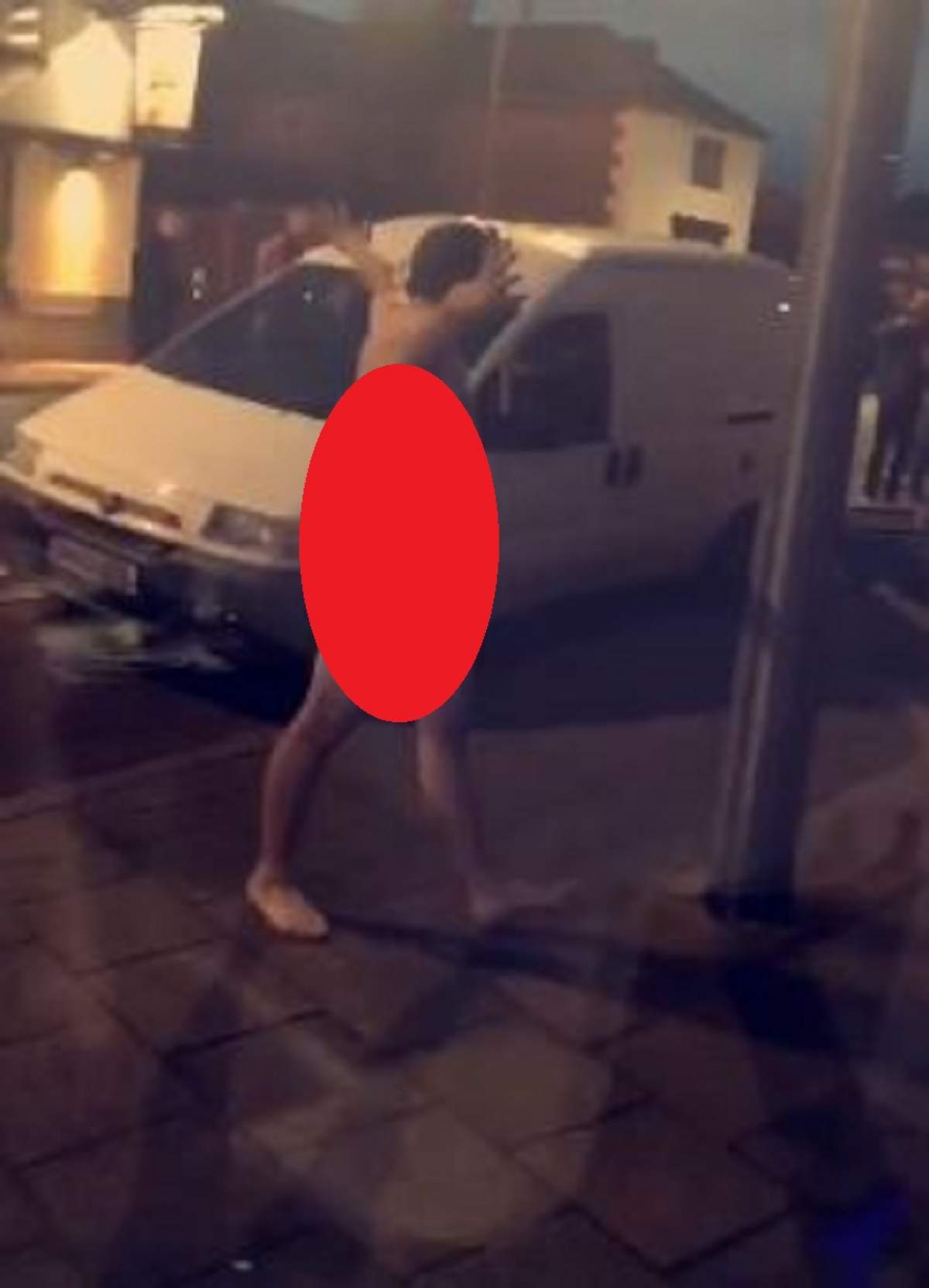 VIDEO / A mers GOL PUȘCĂ pe stradă în fața tuturor! Motivul pentru care a făcut asta este INCREDIBIL