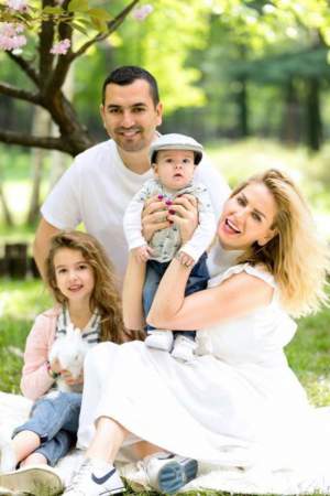 Andreea Bănică, poză de album înainte de botezul lui Noah: "Suntem fericiţi şi bucuroşi să împărtăşim cu voi realizările noastre"
