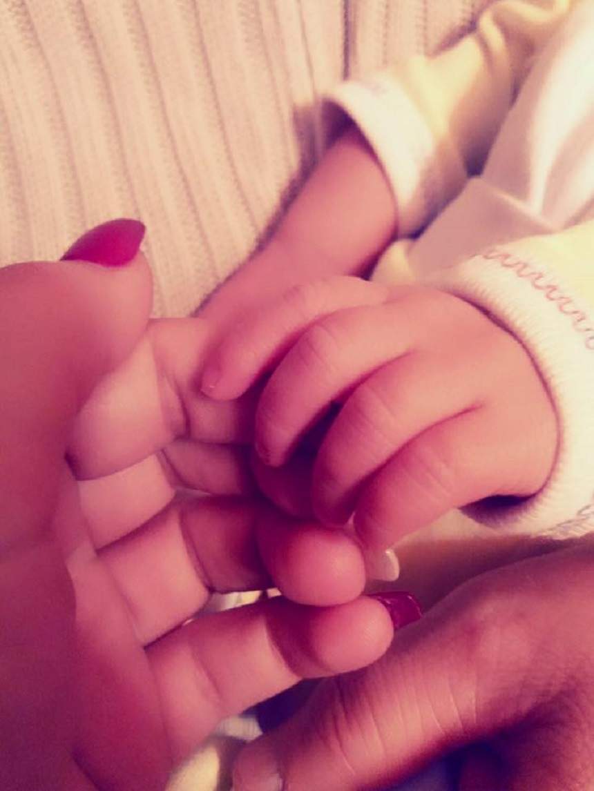 FOTO / Bianca Roman s-a pozat cu fetiţa ei nou-născută! Fosta ispită este de NERECUNOSCUT acum