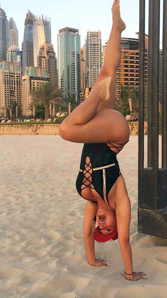 FOTO / Anda Adam, acrobaţii în costum de baie! Are aproape 40 de ani, dar refuză să îi arate