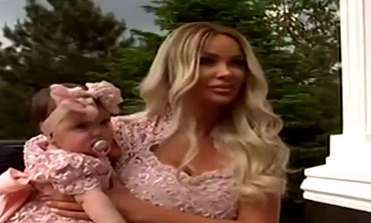 VIDEO / Bianca Drăguşanu şi Victor Slav au ajuns la biserică împreună cu Sofia! Fiica şi mama au strălucit din cap până în picioare