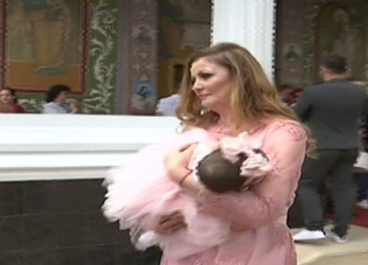 VIDEO / Sofia, îmbrăcată într-o rochie de prinţesă, după ce a fost botezată! Bianca Drăguşanu şi Victor Slav, vizibil emoţionaţi la ieşirea din biserică