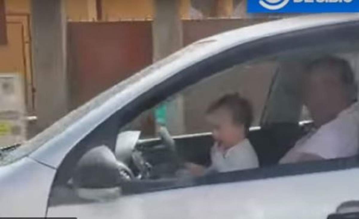 VIDEO / Inconștiență MAXIMĂ! Un tată și-a pus copilul să conducă în trafic