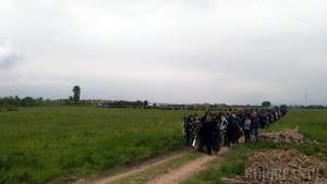 FOTO / Sute de oameni au venit la înmormântarea Andradei, tânăra moartă în accidentul din Oradea! Lacrimile au curs șiroaie