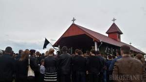FOTO / Sute de oameni au venit la înmormântarea Andradei, tânăra moartă în accidentul din Oradea! Lacrimile au curs șiroaie
