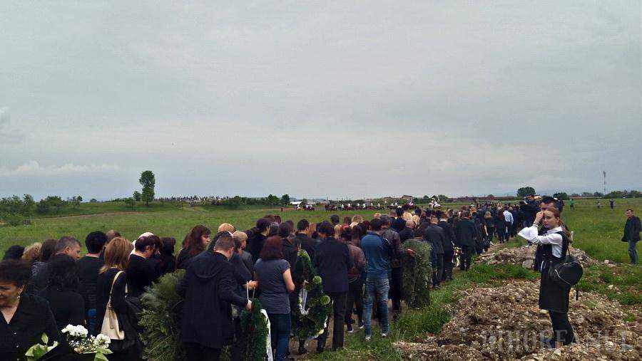 FOTO / Sute de oameni au venit la înmormântarea Andradei, tânăra moartă în accidentul din Oradea! Lacrimile au curs șiroaie