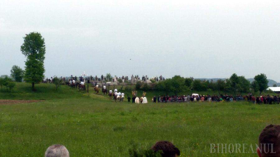 FOTO / Sute de oameni au venit la înmormântarea Andradei, tânăra moartă în accidentul din Oradea! Lacrimile au curs șiroaie