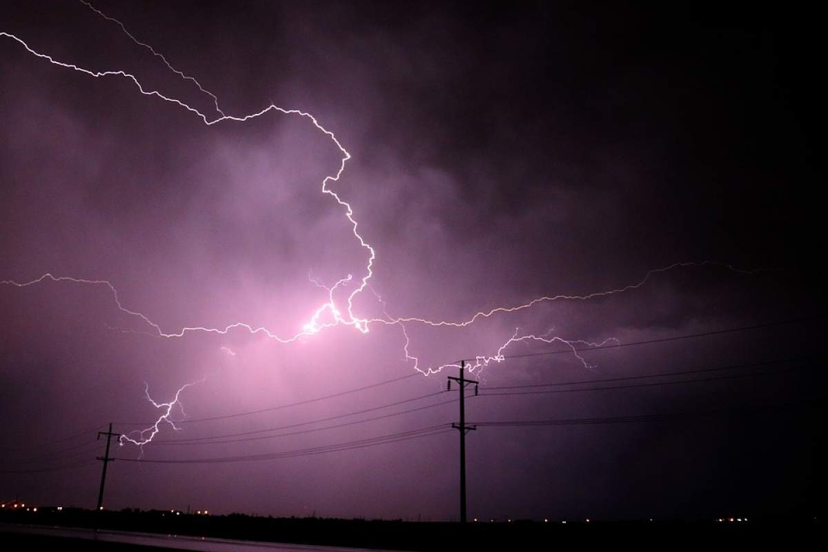 UPDATE / ATENȚIONARE METEO! Cod GALBEN şi PORTOCALIU de ploi, descărcări electrice şi grindină