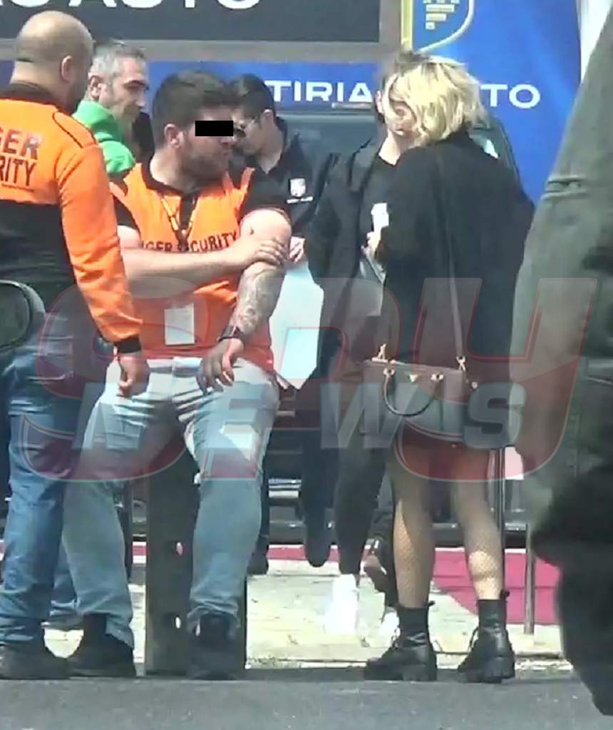 Gina Pistol, spectacol pe tocuri! Din două mișcări, blondina i-a ”nenorocit” pe bărbații care erau prin preajmă