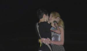 VIDEO / Nici bine nu a început "Insula iubirii" şi fosta iubită a lui Liviu Vârciu s-a sărutat cu o femeie. Avem imaginile exclusive