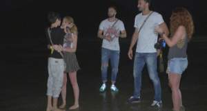 VIDEO / Nici bine nu a început "Insula iubirii" şi fosta iubită a lui Liviu Vârciu s-a sărutat cu o femeie. Avem imaginile exclusive