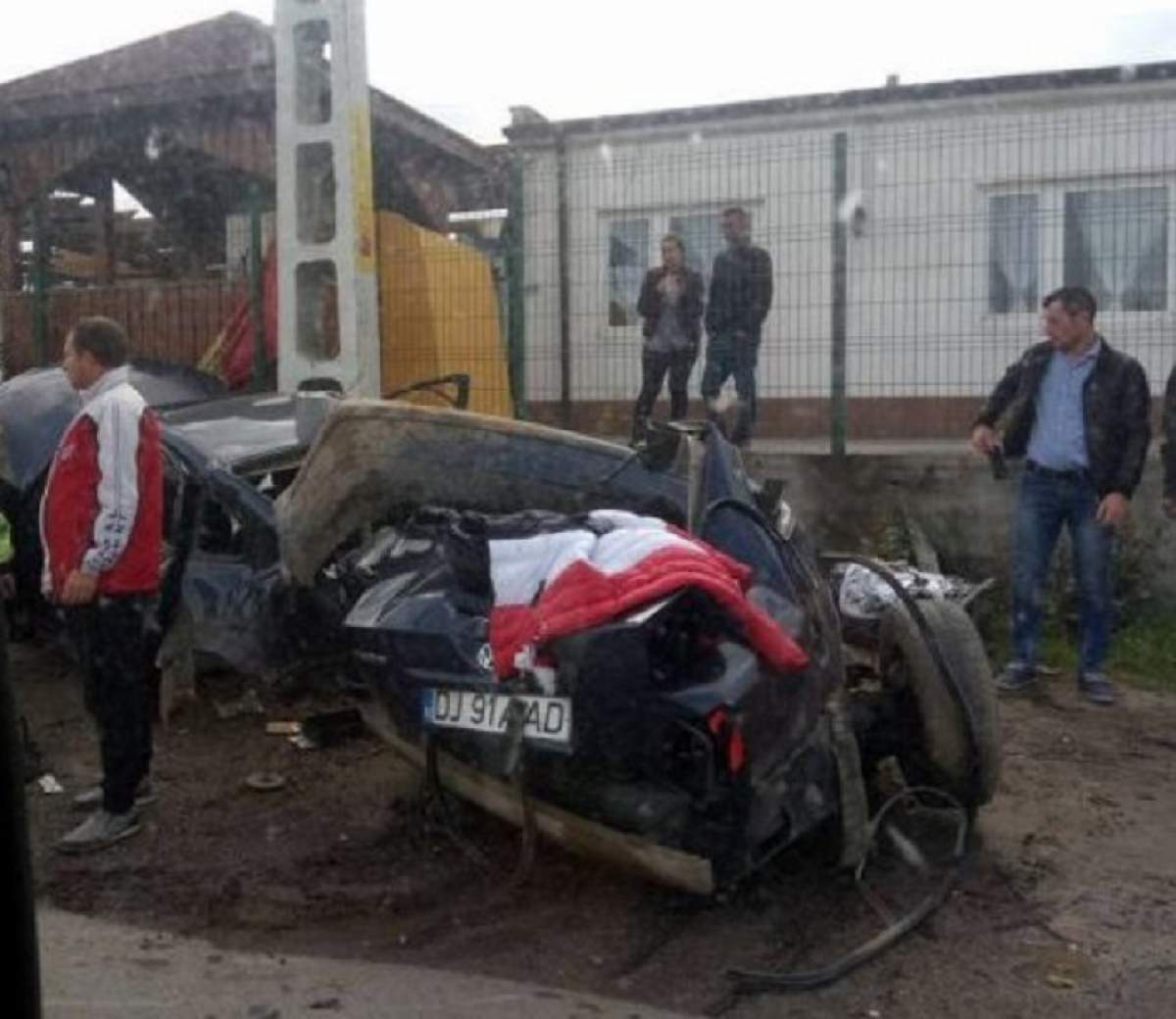 FOTO / Accident ŞOCANT! Maşina s-a rupt în două după ce şoferul a intrat cu ea în stâlp