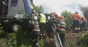 VIDEO / Accident grav în Bistriţa! O maşină a fost lovită de tren! Trei persoane au murit