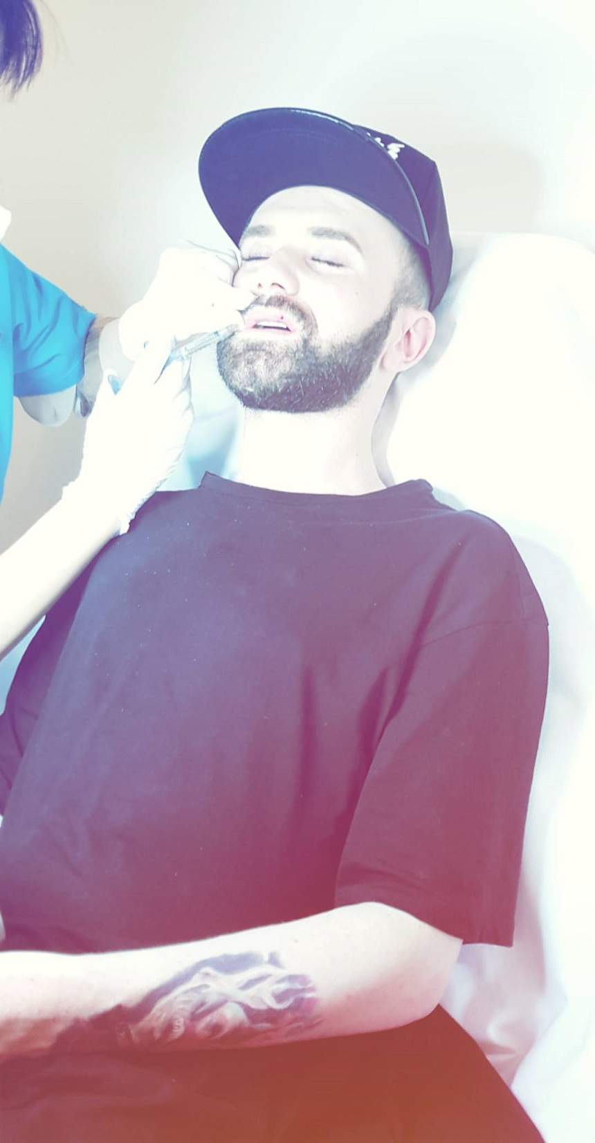 FOTO / Conchita Wurst de România a apelat medicul estetician! Tânărul și-a mărit buzele