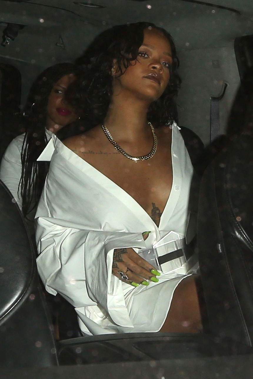 FOTO / Rihanna, curajoasă peste măsură după ce a pierdut lupta cu kilogramele! S-a expus prea mult