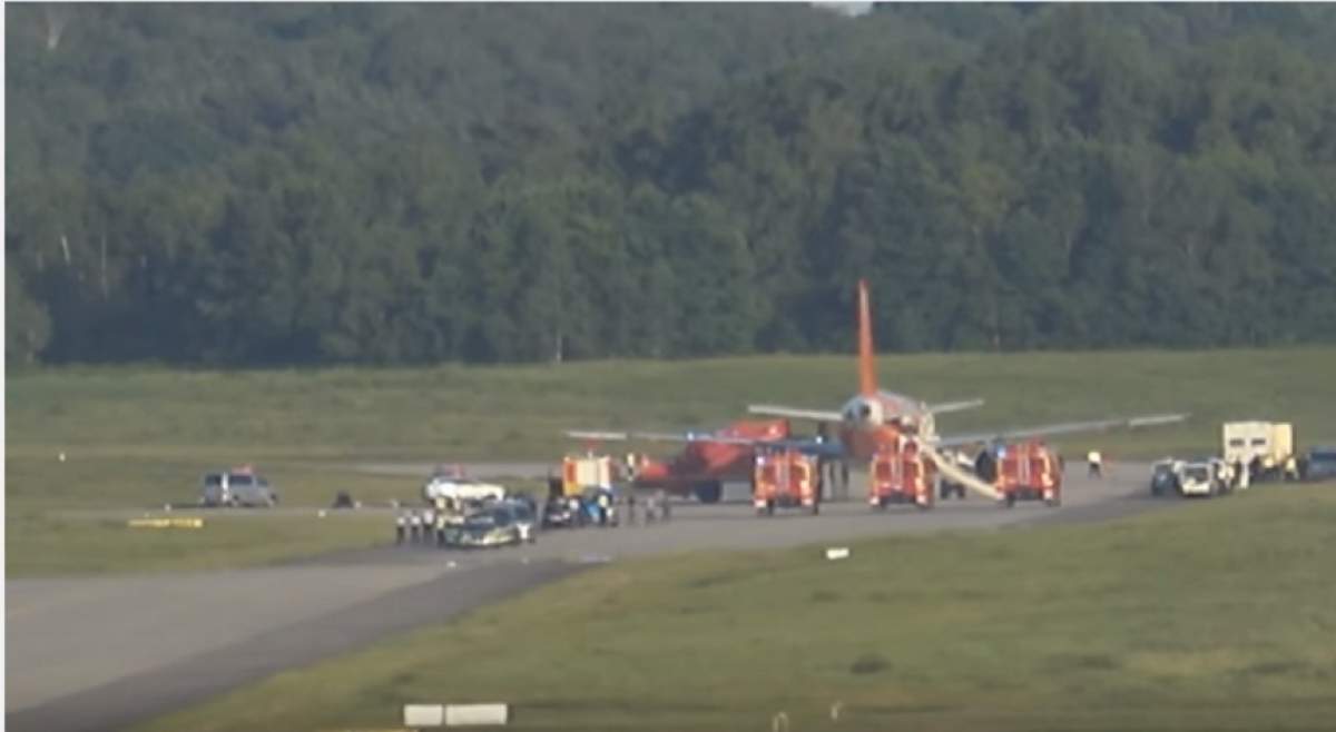 VIDEO / Un avion a aterizat DE URGENŢĂ! Trei pasageri vorbeau de bombe si explozibili