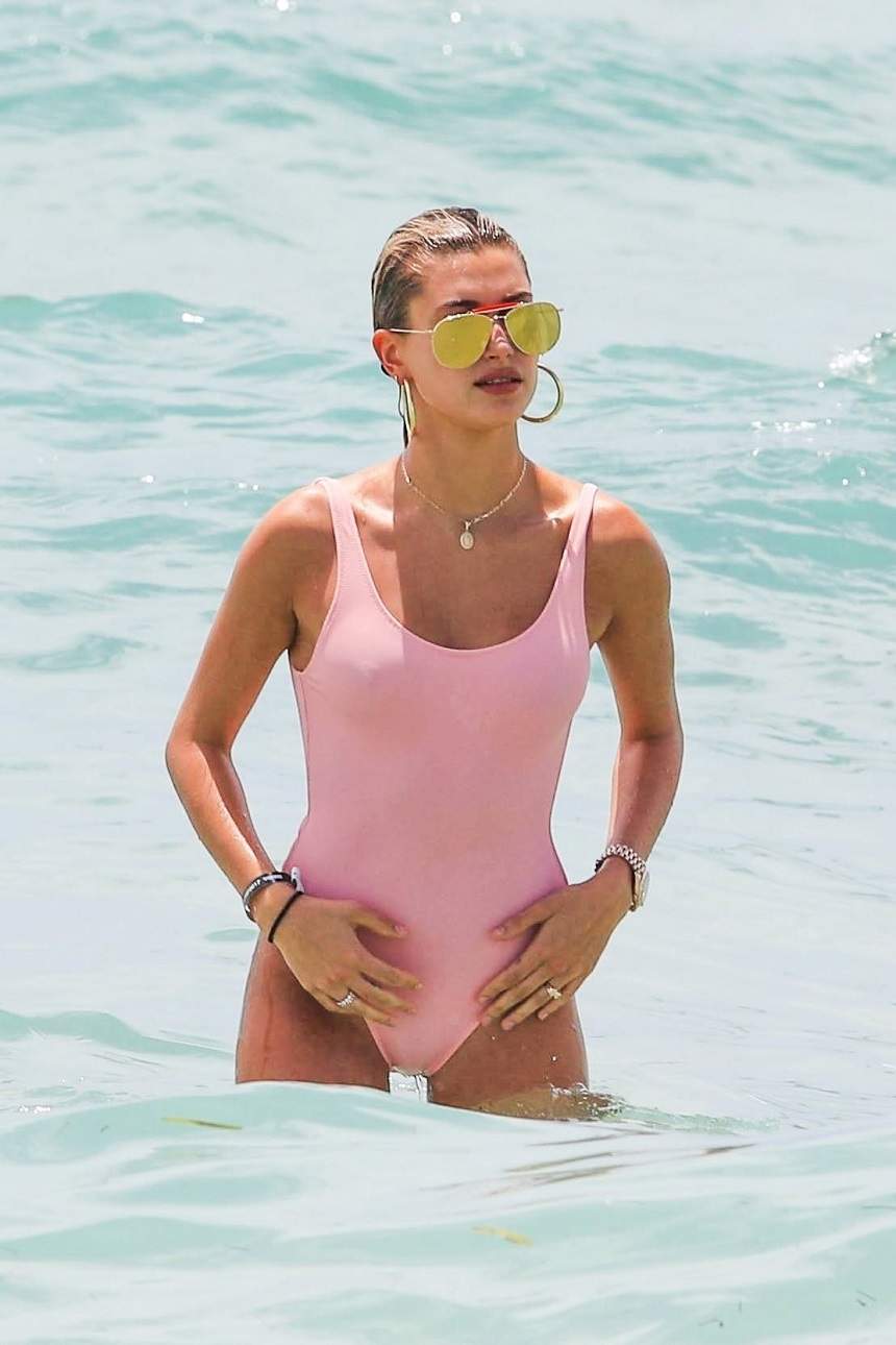 FOTO INCENDIAR / Hailey Baldwin şi-a arătat formele la plajă! A lăsat la vedere mai mult decât trebuia