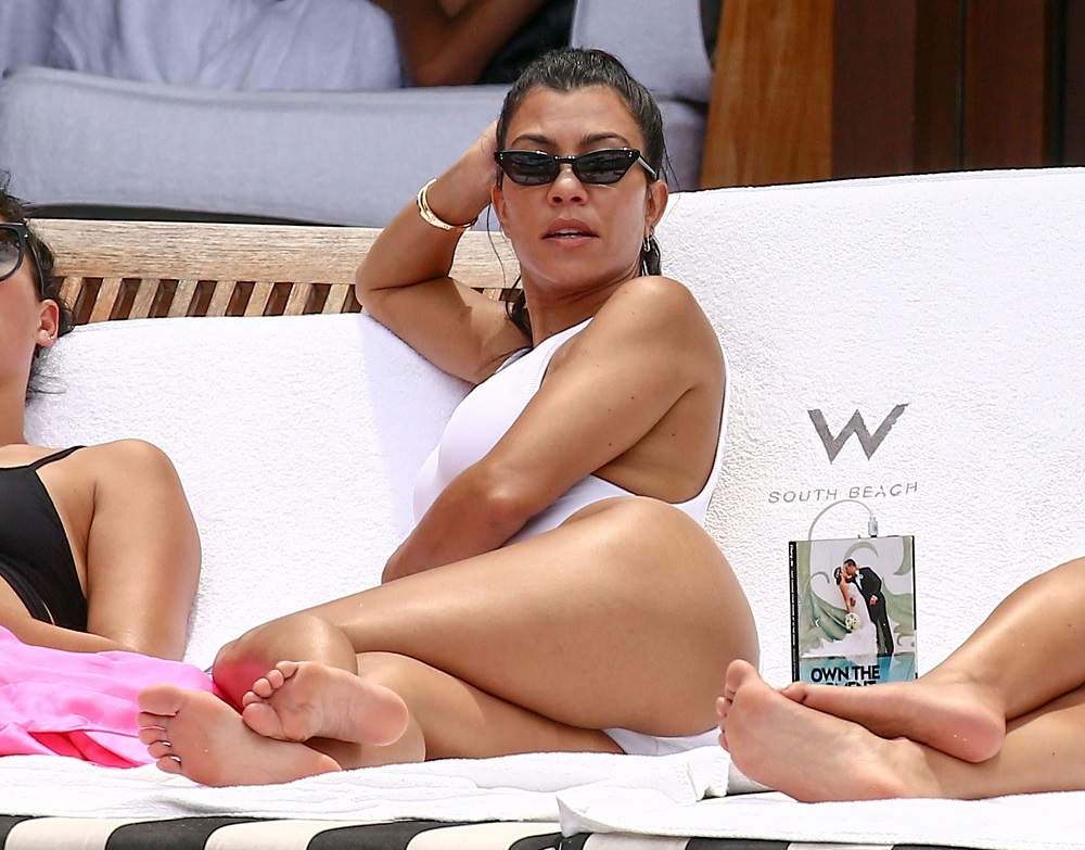 FOTO /  Kourtney Kardashian, într-un costum extrem de decupat la plajă! Ruşinos ce a lăsat la vedere
