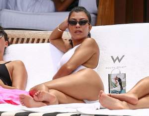FOTO /  Kourtney Kardashian, într-un costum extrem de decupat la plajă! Ruşinos ce a lăsat la vedere
