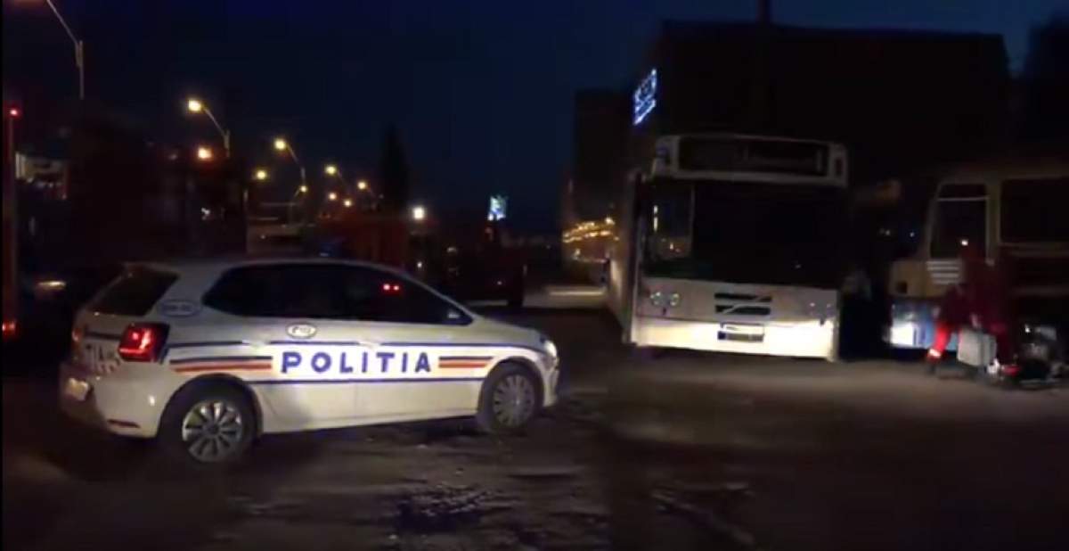 VIDEO / TERIFIANT! Un bărbat a murit după ce a fost strivit de un autobuz în timp ce încerca să schimbe o roată