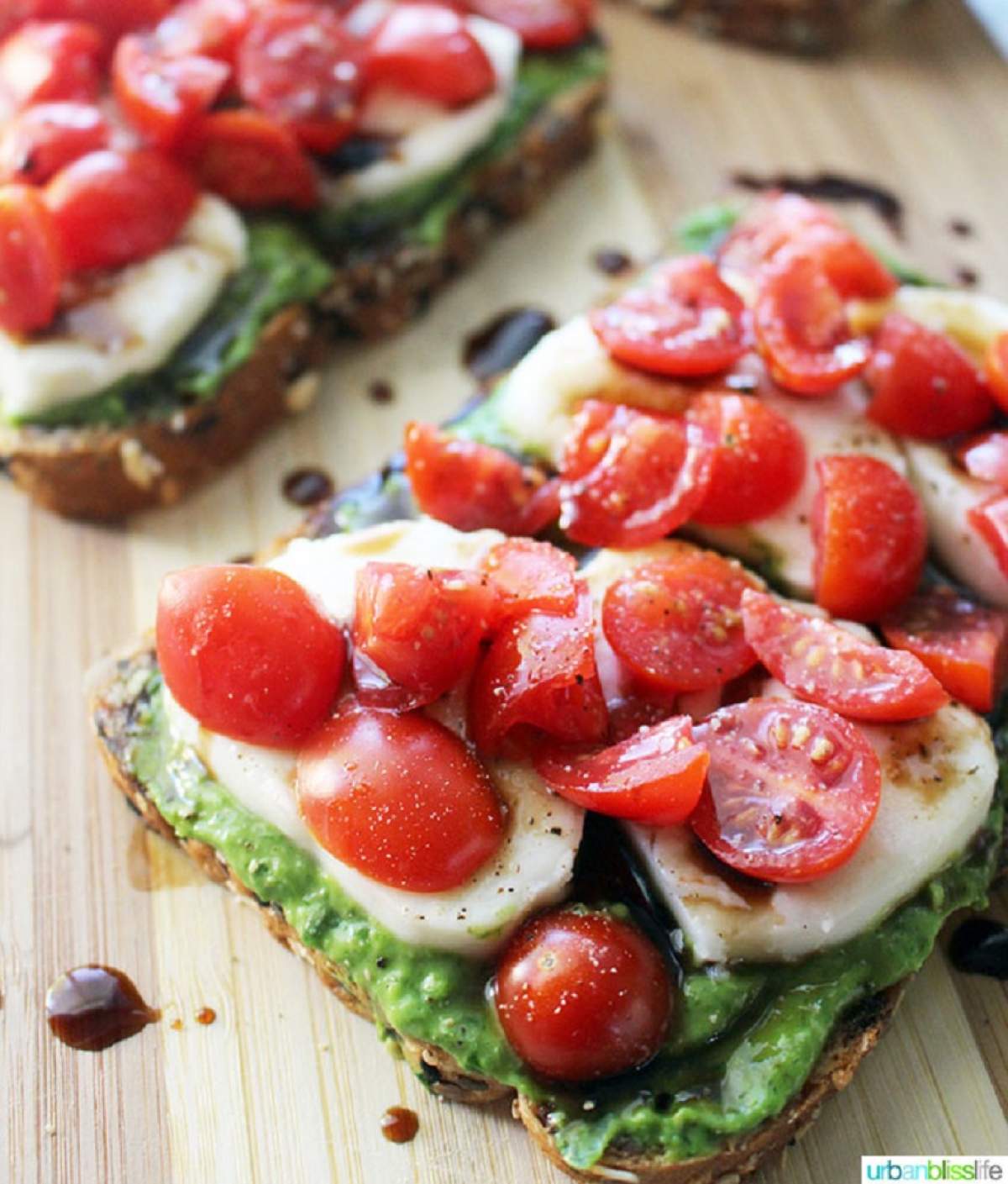 O gustare sănătoasă! Tartine cu cremă de avocado şi mozzarella