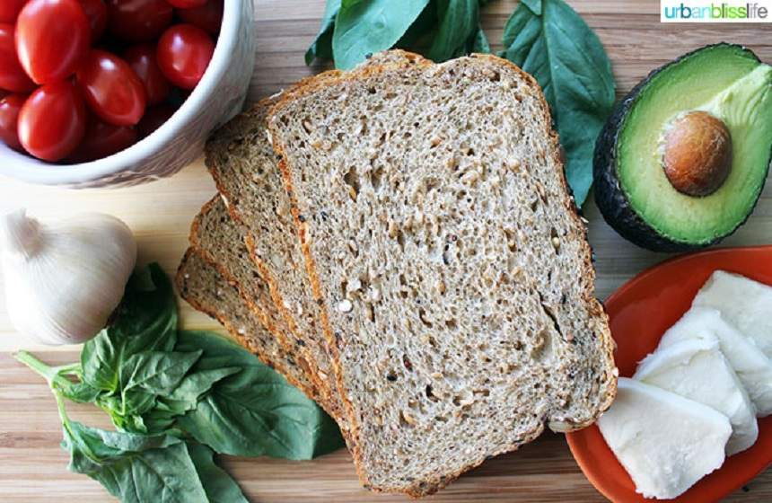 O gustare sănătoasă! Tartine cu cremă de avocado şi mozzarella