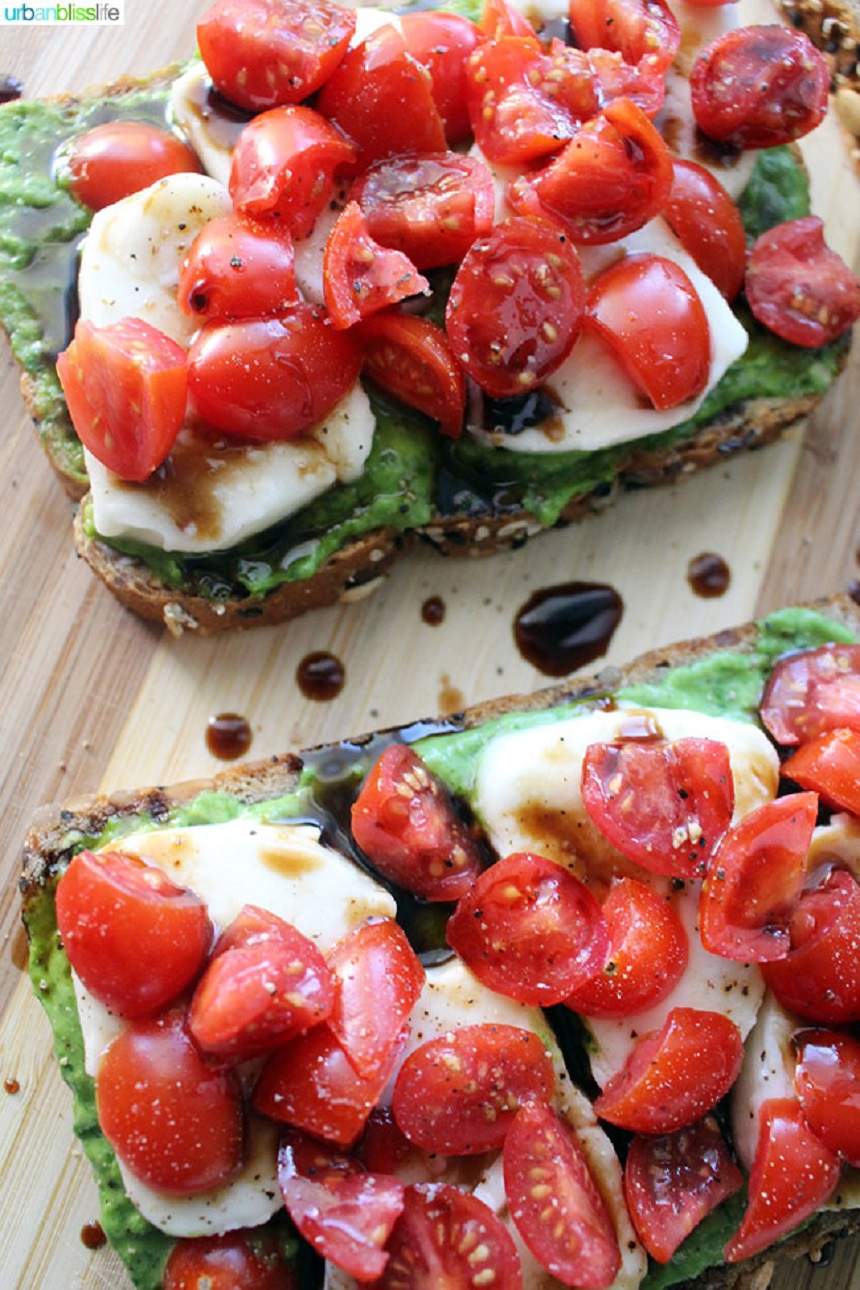 O gustare sănătoasă! Tartine cu cremă de avocado şi mozzarella