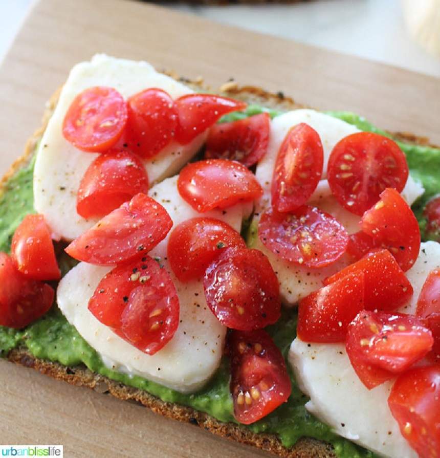 O gustare sănătoasă! Tartine cu cremă de avocado şi mozzarella