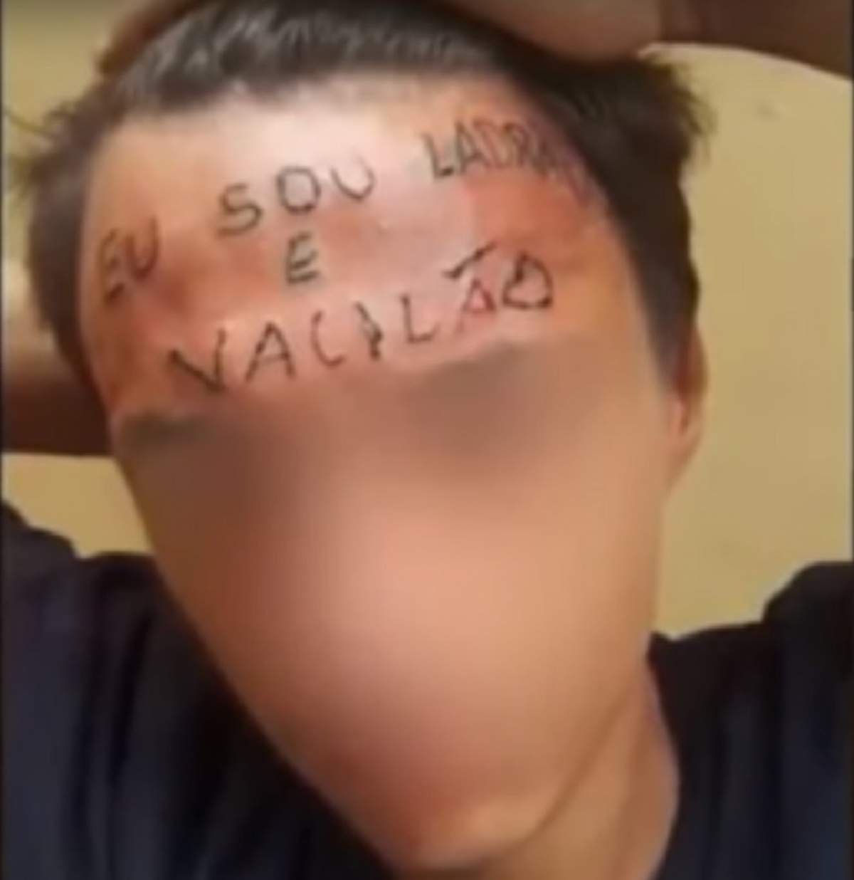 VIDEO / A fost acuzat că a vrut să fure o bicicletă şi i s-a făcut un tatuaj şocant pe frunte! Agresorii au fost prinşi