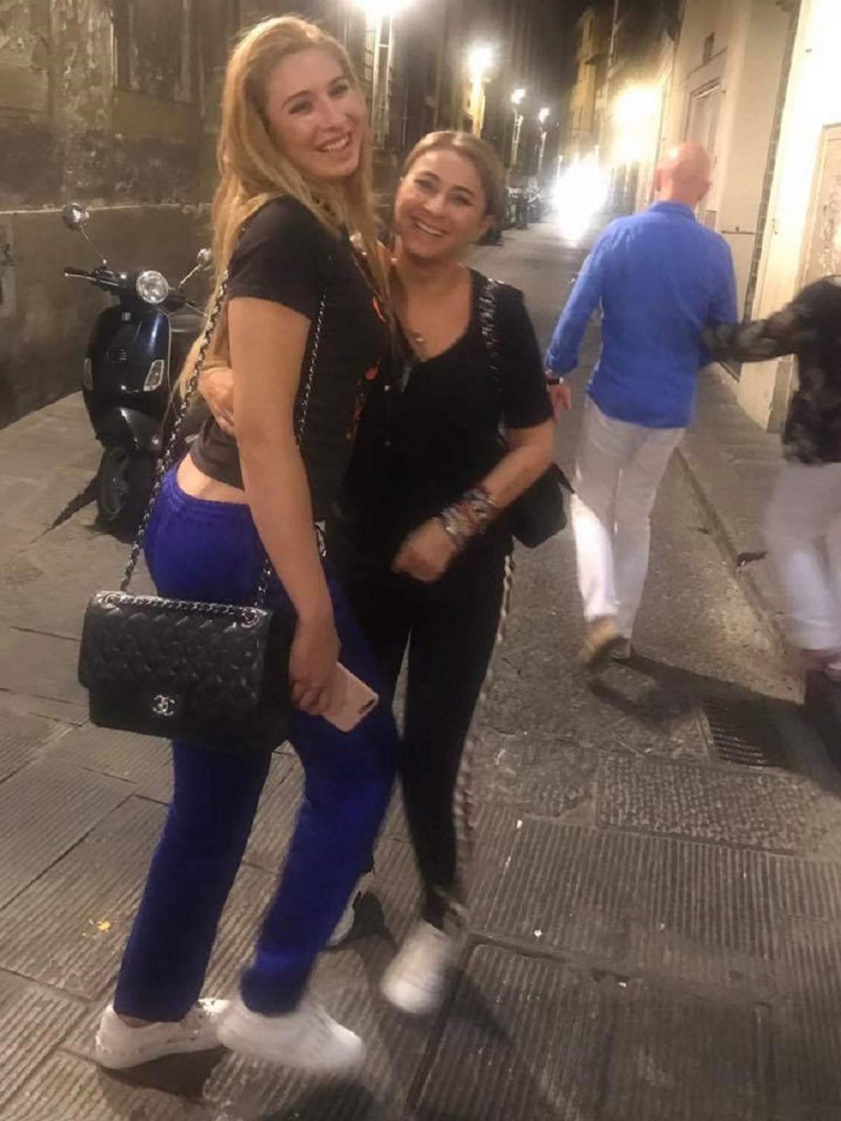 FOTO / Fata şi mama! Anamaria Prodan, ca un pui pe lângă Sarah!