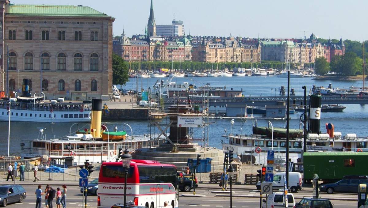 Alertă în Stockholm! Un camion a intrat într-un taxi! Şoferul a fugit de la faţa locului