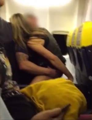 VIDEO / Sex... la prima vedere! Bărbatul care a întreţinut relaţii intime în avion era aşteptat acasă de logodnica însărcinată