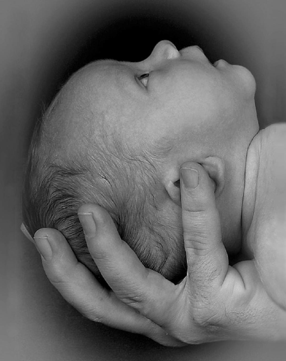 Un bebeluş a fost născut la 22 de săptămâni! De necrezut ce s-a întâmplat cu băieţelul care măsura cât palma mamei
