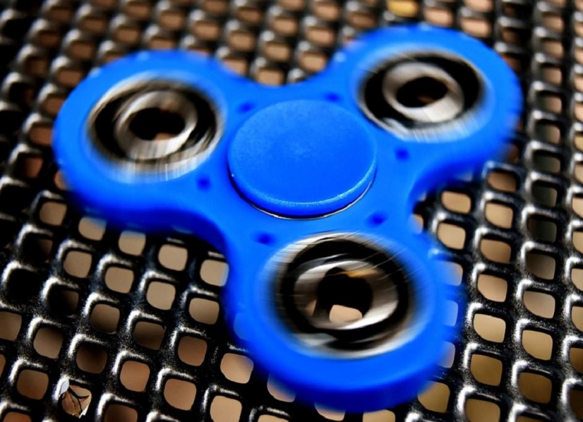 Sute de fidget spinnere, scoase de pe piaţă din cauza pericolului! Care sunt modelele pe care trebuie să le ţii departe de copilul tău