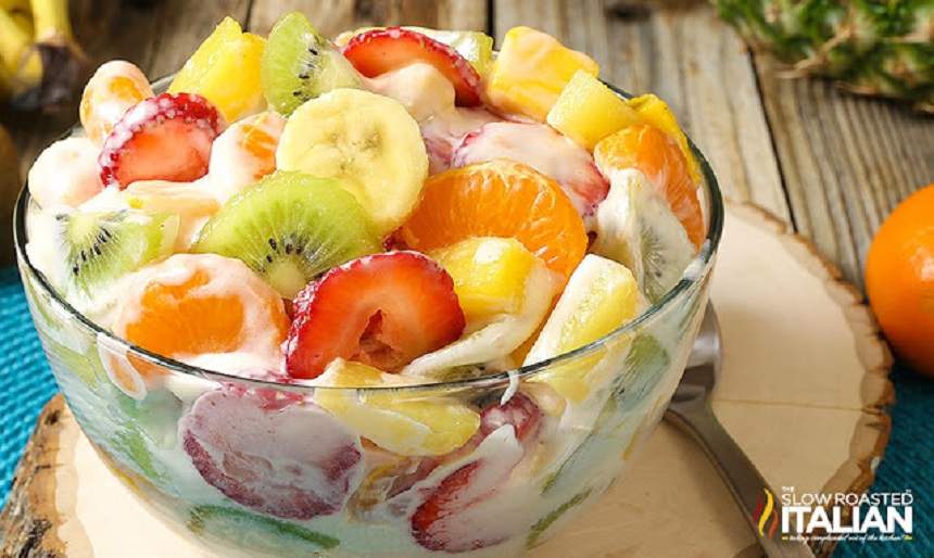 Un desert fresh! Salată de fructe cu topping de brânză