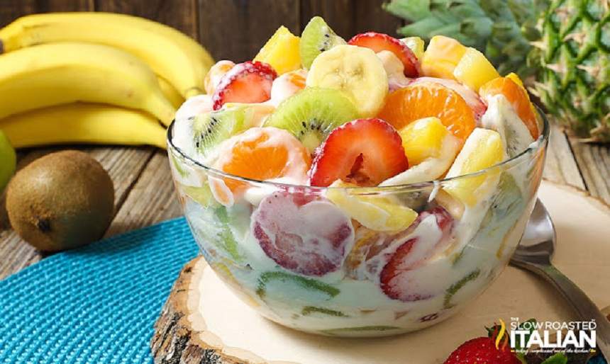 Un desert fresh! Salată de fructe cu topping de brânză